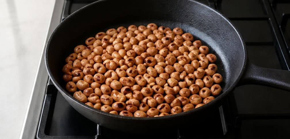 Indisch gewürzte Röst-Erdnüsse mit Knoblauch und Zitrone – Zubereitung Schritt für Schritt – Erdnüsse anrösten