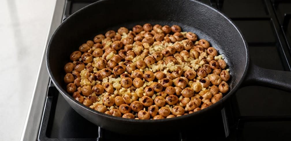 Indisch gewürzte Röst-Erdnüsse mit Knoblauch und Zitrone – Zubereitung Schritt für Schritt – Knoblauch und Ingwer mitbraten