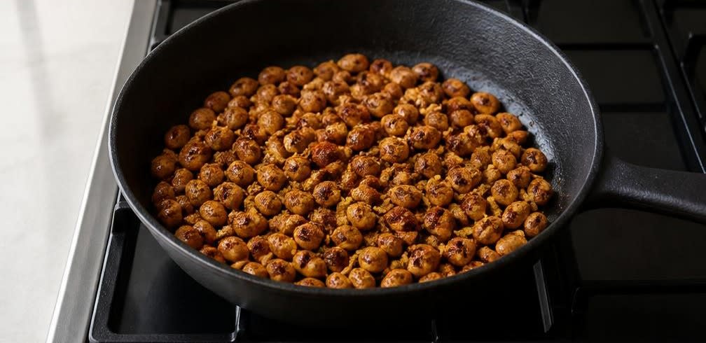 Indisch gewürzte Röst-Erdnüsse mit Knoblauch und Zitrone – Zubereitung Schritt für Schritt – Gewürze rösten