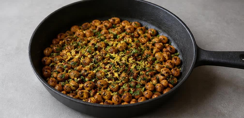 Indisch gewürzte Röst-Erdnüsse mit Knoblauch und Zitrone – Zubereitung Schritt für Schritt – Zitrone und Koriander hinzufügen