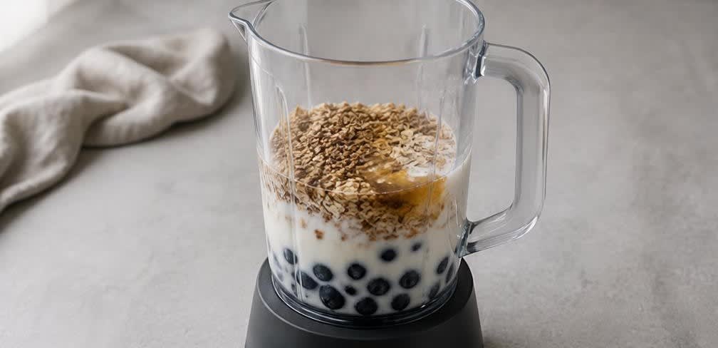 Erfrischender Blaubeer-Buttermilch-Shake mit Leinsamen – Zubereitung Schritt für Schritt – Zutaten in den Mixer geben