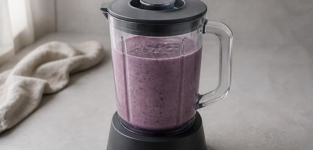Erfrischender Blaubeer-Buttermilch-Shake mit Leinsamen – Zubereitung Schritt für Schritt – Shake pürieren