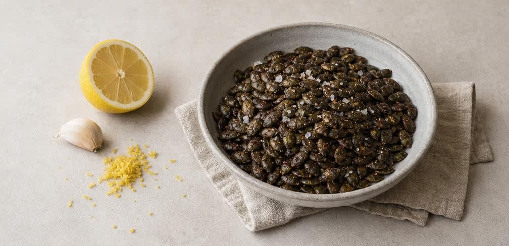 Geröstete Kürbiskerne mit Meersalz und Zitrone – Zubereitung Schritt für Schritt – Anrichten
