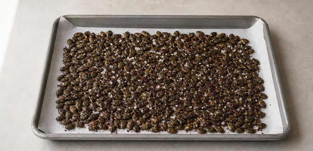 Geröstete Kürbiskerne mit Meersalz und Zitrone – Zubereitung Schritt für Schritt – Kerne würzen