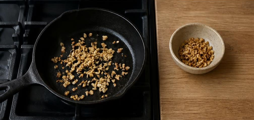 Thailändische Reissuppe mit Garnelen (Khao Tom Goong) – Zubereitung Schritt für Schritt – Knoblauch anrösten