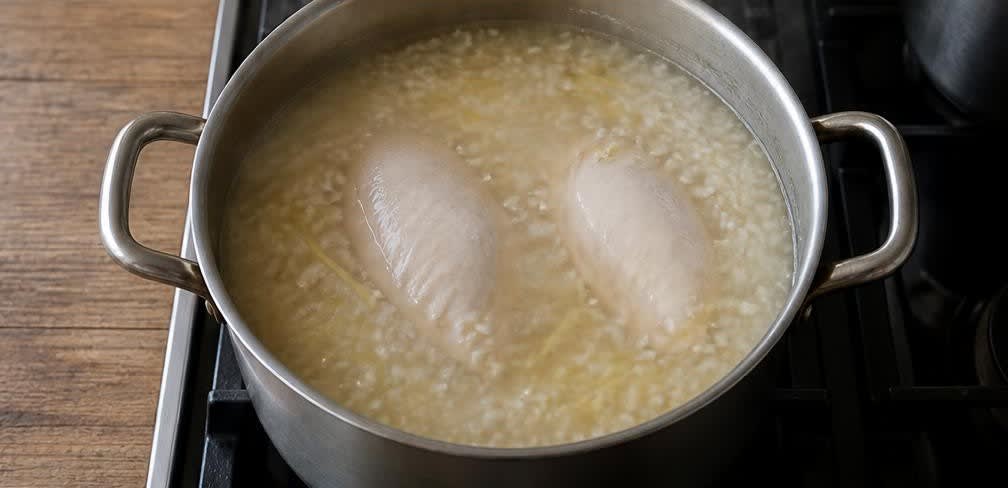 Cremiges Reis-Congee mit gebratenem Ingwer und zartem Huhn – Zubereitung Schritt für Schritt – Congee ansetzen und Huhn pochieren
