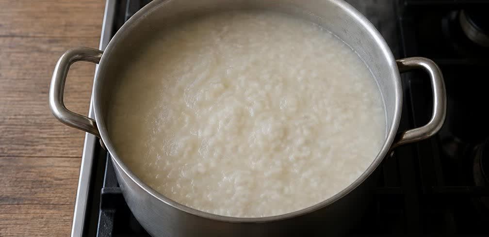 Cremiges Reis-Congee mit gebratenem Ingwer und zartem Huhn – Zubereitung Schritt für Schritt – Reis zu Congee köcheln