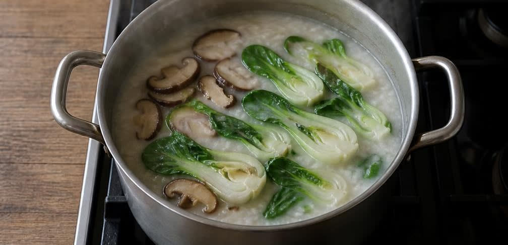 Cremiges Reis-Congee mit gebratenem Ingwer und zartem Huhn – Zubereitung Schritt für Schritt – Pilze und Pak Choi mitgaren