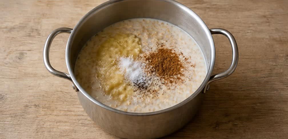 Cremiges Erdnussbutter-Bananen-Oatmeal – Zubereitung Schritt für Schritt – Oatmeal ansetzen