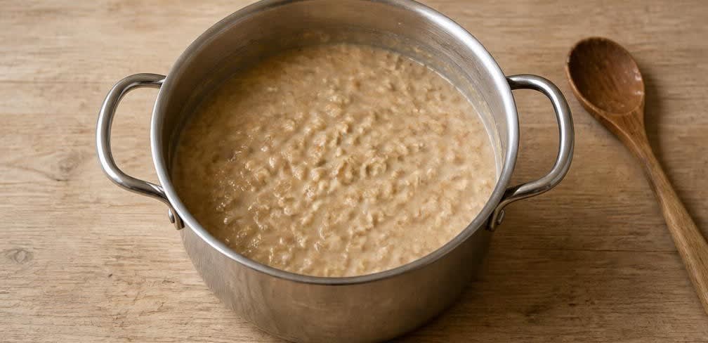 Cremiges Erdnussbutter-Bananen-Oatmeal – Zubereitung Schritt für Schritt – Erdnussbutter einrühren