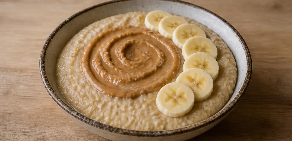 Westafrikanischer Hirse-Brei mit Erdnussmus und Banane – Zubereitung Schritt für Schritt – Anrichten