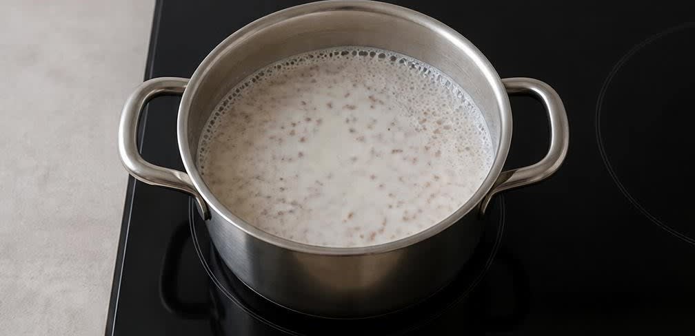 Cremige osteuropäische Buchweizen-Grütze mit warmer Milch und Honig – Zubereitung Schritt für Schritt – Milch und Gewürze hinzufügen