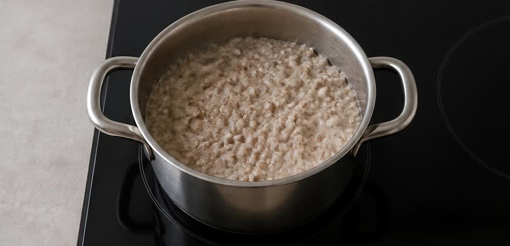 Cremige osteuropäische Buchweizen-Grütze mit warmer Milch und Honig – Zubereitung Schritt für Schritt – Grütze verfeinern