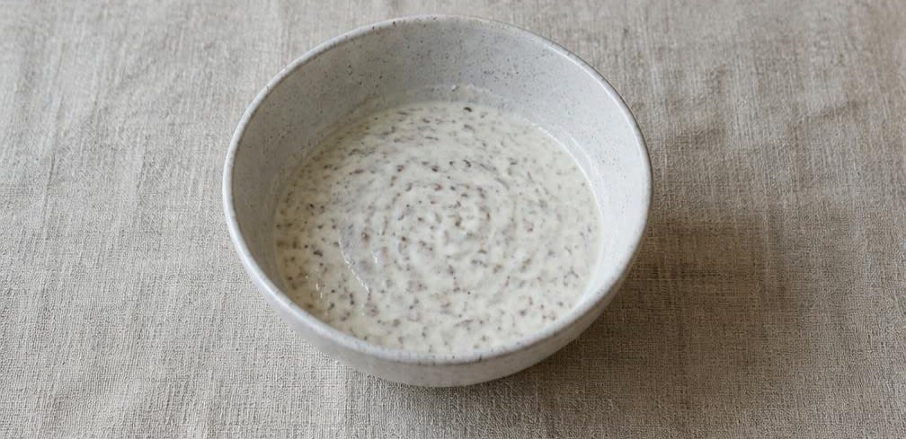 Skandinavischer Magerquark mit geschroteten Leinsamen, Apfel und Walnüssen – Zubereitung Schritt für Schritt – Leinsamen quellen lassen