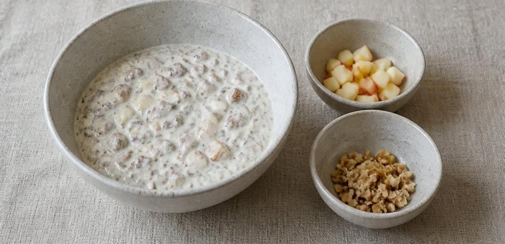 Skandinavischer Magerquark mit geschroteten Leinsamen, Apfel und Walnüssen – Zubereitung Schritt für Schritt – Apfel und Walnüsse unterheben