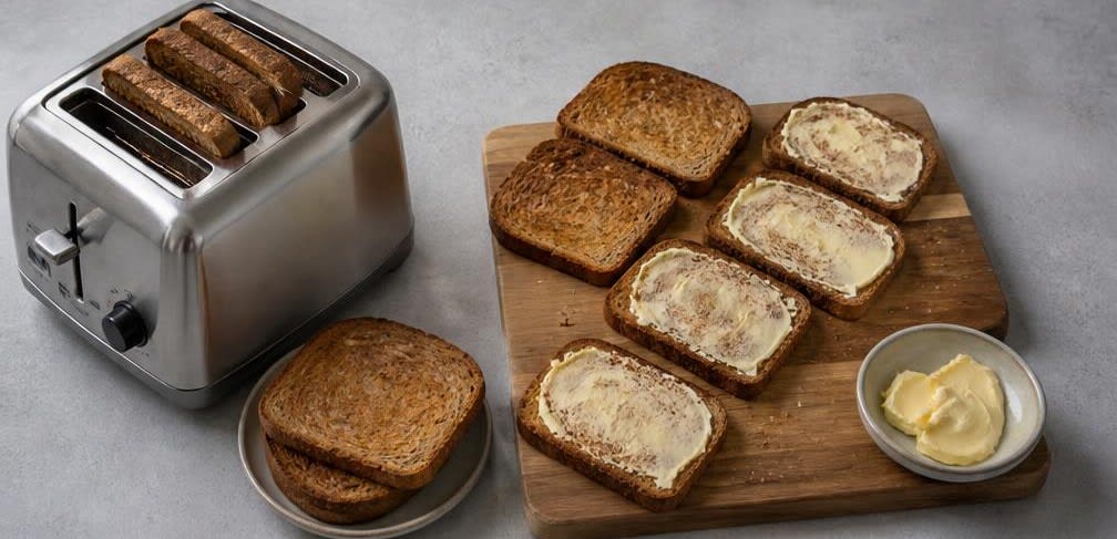 Gedämpfter Kabeljau mit weichem Ei auf Vollkornbrot – Zubereitung Schritt für Schritt – Brot toasten und buttern