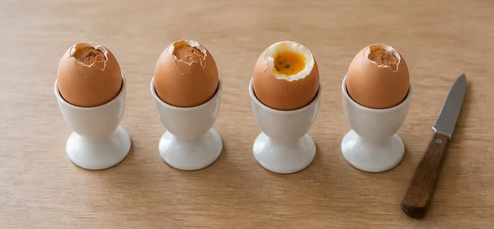 Weichgekochtes Ei mit Vollkorn-Toast-Mouillettes – Zubereitung Schritt für Schritt – Eier köpfen