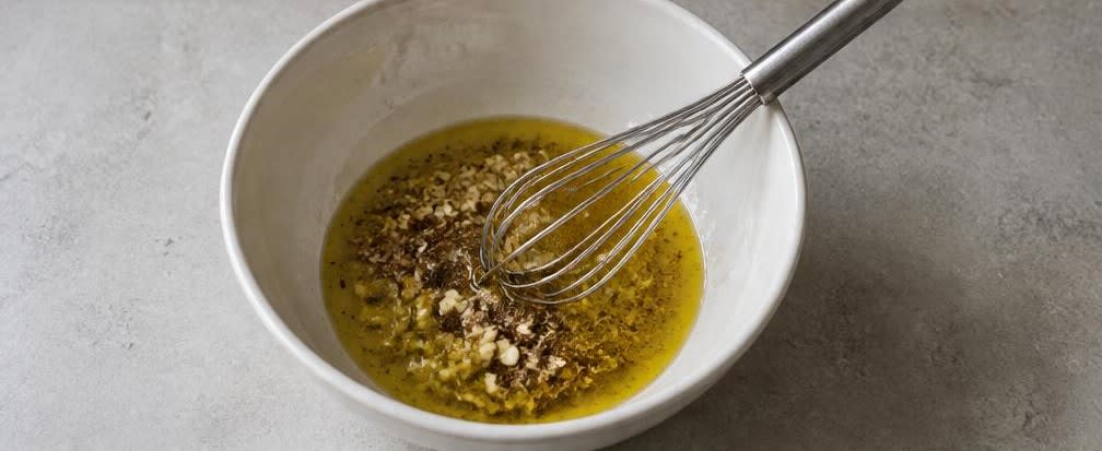 Warmes libanesisches Kichererbsen-Frühstück mit Zitrone und Sesam – Zubereitung Schritt für Schritt – Zitronen-Knoblauch-Mischung herstellen