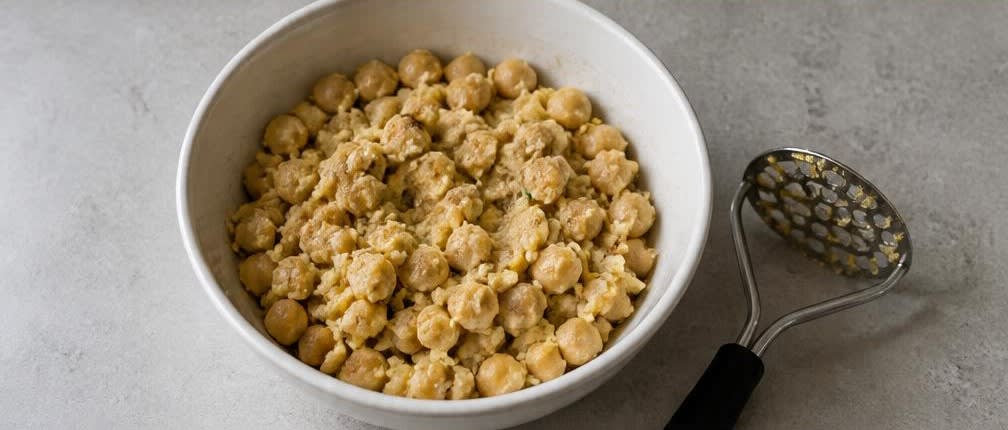 Warmes libanesisches Kichererbsen-Frühstück mit Zitrone und Sesam – Zubereitung Schritt für Schritt – Kichererbsen würzen und anstampfen