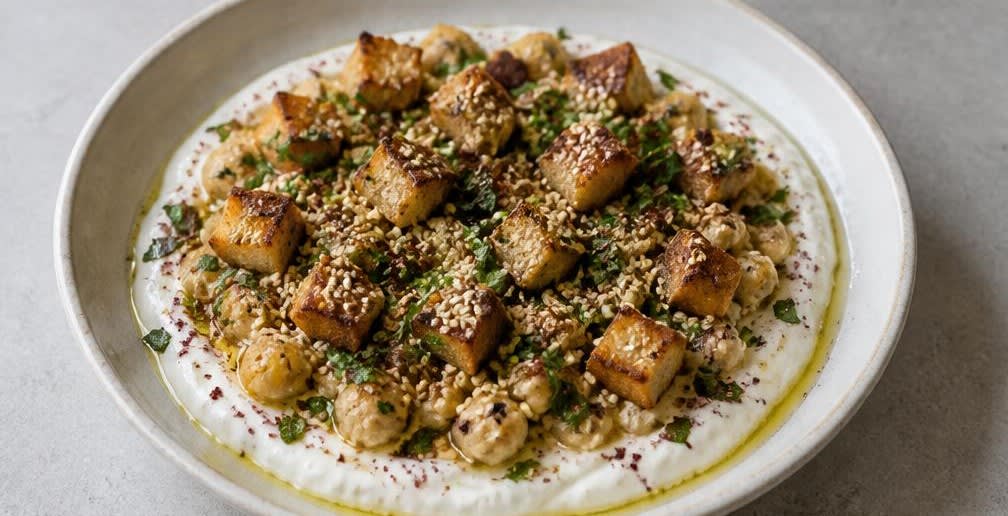 Warmes libanesisches Kichererbsen-Frühstück mit Zitrone und Sesam – Zubereitung Schritt für Schritt – Anrichten