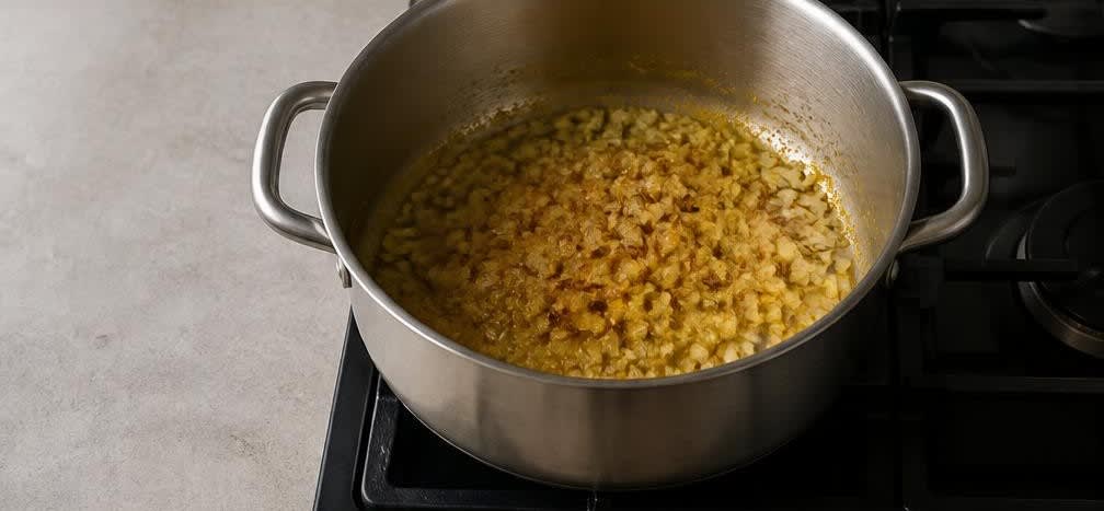 Cremiges Linsen-Spinat-Dal mit Basmatireis – Zubereitung Schritt für Schritt – Gewürze anrösten