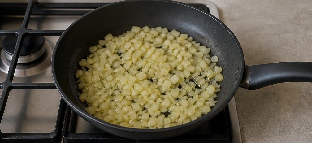 Mexikanische Schwarze-Bohnen-Pfanne mit Mais – Zubereitung Schritt für Schritt – Zwiebeln anbraten