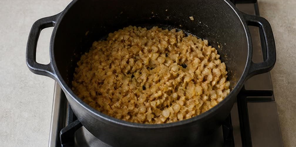 Pakistanisches Hähnchen-Salan mit geschmorten Tomaten – Zubereitung Schritt für Schritt – Zwiebeln andünsten