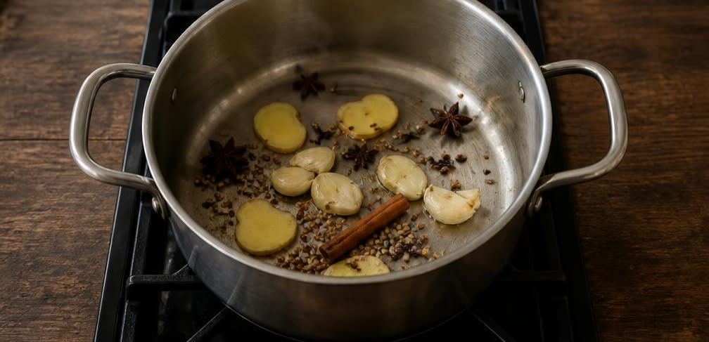 Vietnamesische Hähnchenbrust-Suppe mit Reisnudeln – Zubereitung Schritt für Schritt – Gewürze anrösten