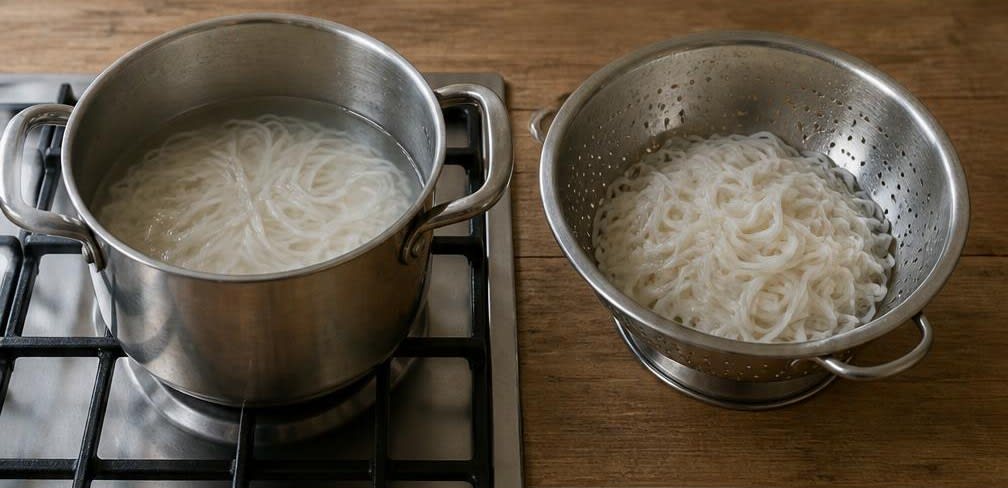 Gedämpfter Tofu mit Mungbohnensprossen und Pak Choi – Zubereitung Schritt für Schritt – Reisnudeln kochen