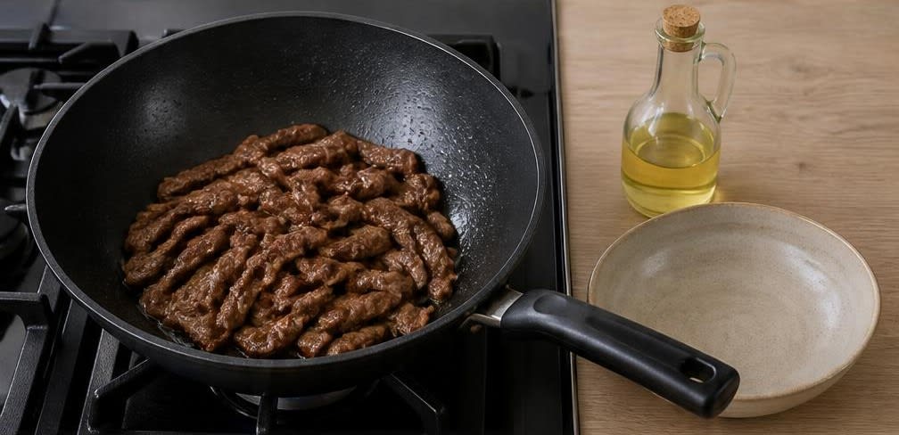 Chinesische Rinderstreifen mit Zucchini und Paprika – Zubereitung Schritt für Schritt – Rindfleisch anbraten
