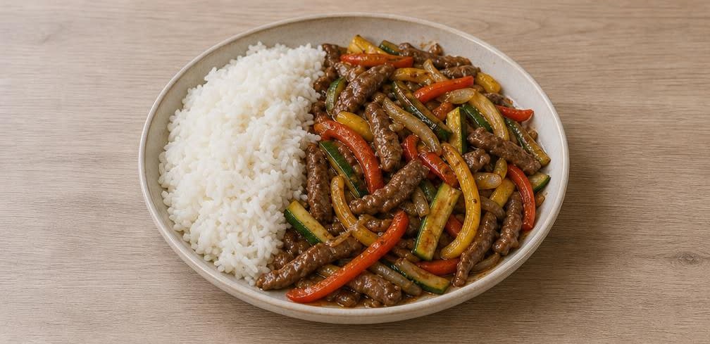 Chinesische Rinderstreifen mit Zucchini und Paprika – Zubereitung Schritt für Schritt – Anrichten