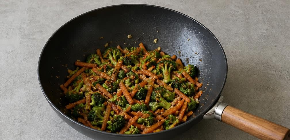 Hähnchenbrust Stir-Fry mit Brokkoli und Sesam – Zubereitung Schritt für Schritt – Gemüse anbraten