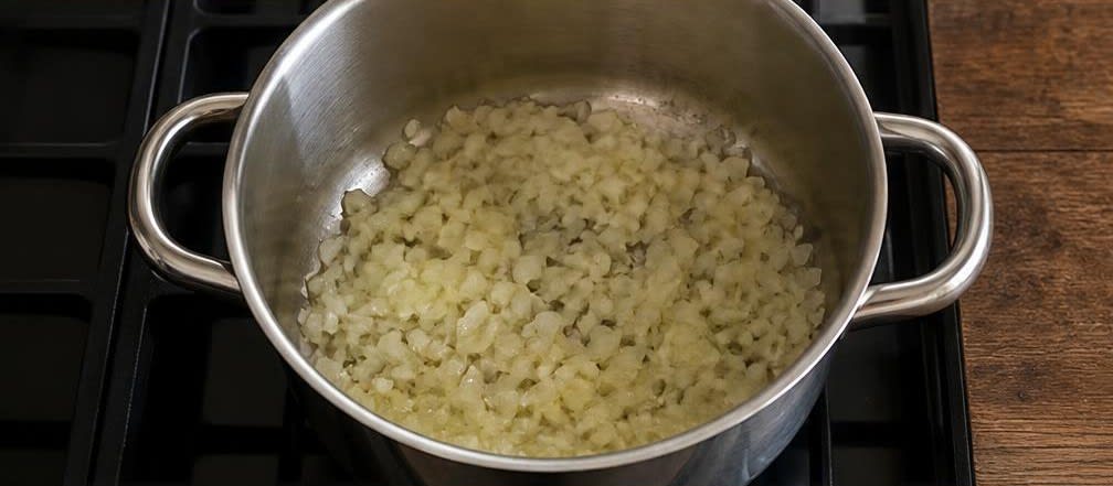 Westafrikanischer Kichererbsen-Kohl-Eintopf – Zubereitung Schritt für Schritt – Zwiebeln anschwitzen