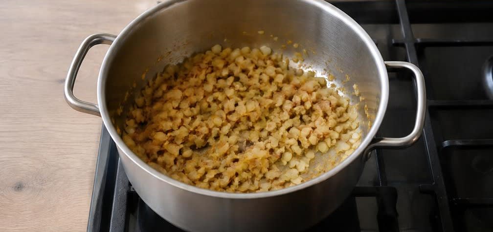 Westafrikanischer Erdnuss-Eintopf mit Süßkartoffeln – Zubereitung Schritt für Schritt – Zwiebeln und Gewürze anbraten