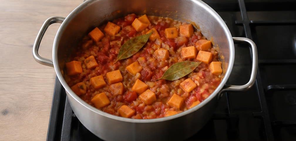 Westafrikanischer Erdnuss-Eintopf mit Süßkartoffeln – Zubereitung Schritt für Schritt – Tomaten und Süßkartoffeln hinzufügen