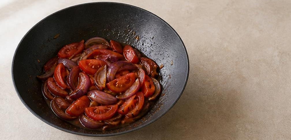 Lomo Saltado vom Rinderfilet – Zubereitung Schritt für Schritt – Gemüse anbraten und ablöschen