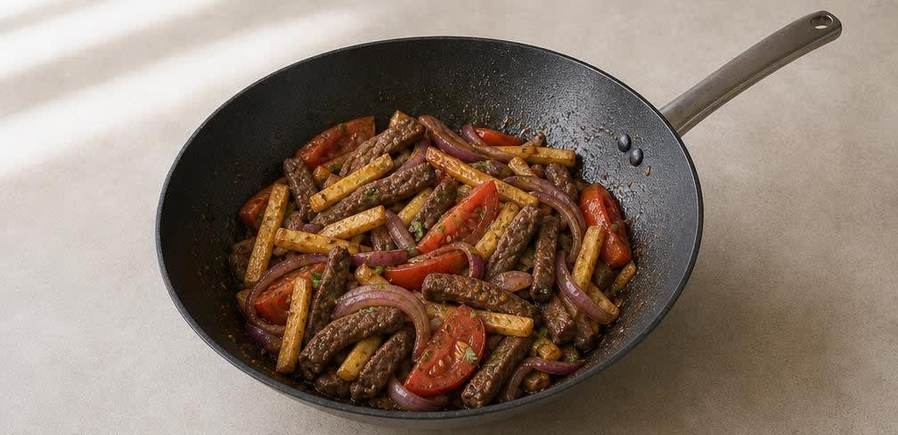 Lomo Saltado vom Rinderfilet – Zubereitung Schritt für Schritt – Alles vermischen