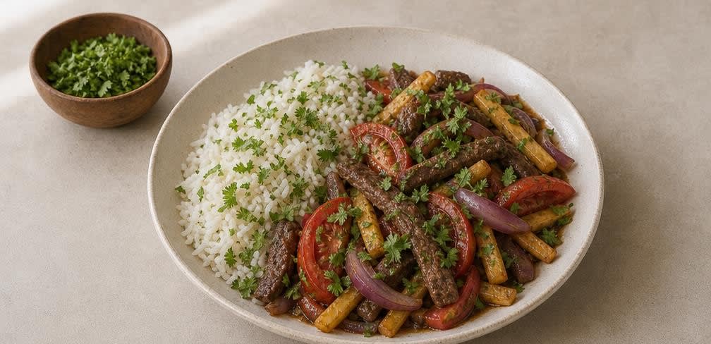 Lomo Saltado vom Rinderfilet – Zubereitung Schritt für Schritt – Anrichten