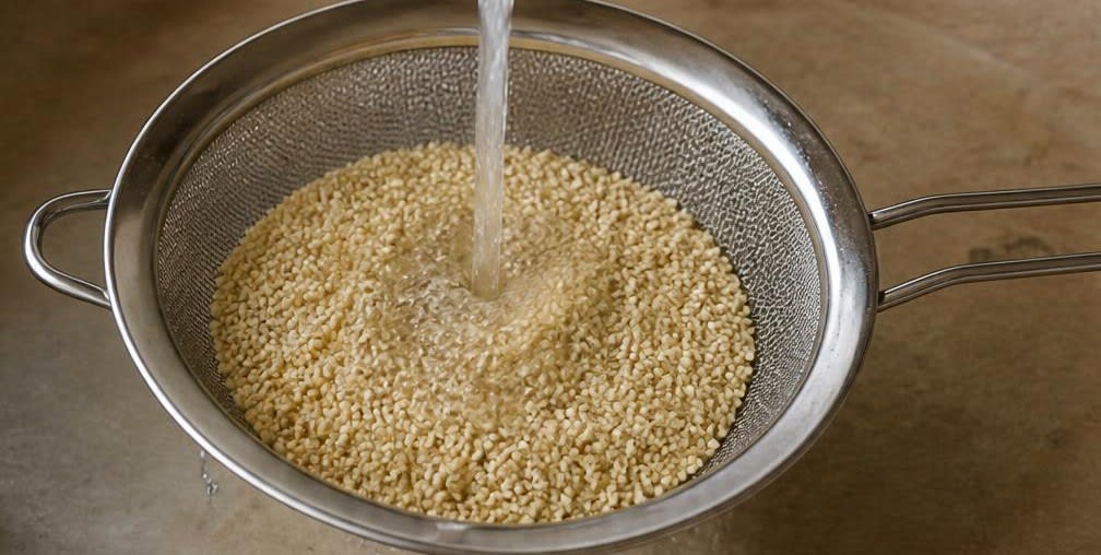 Peruanische Quinoa-Pfanne mit schwarzer Bohnen-Salsa – Zubereitung Schritt für Schritt – Quinoa waschen