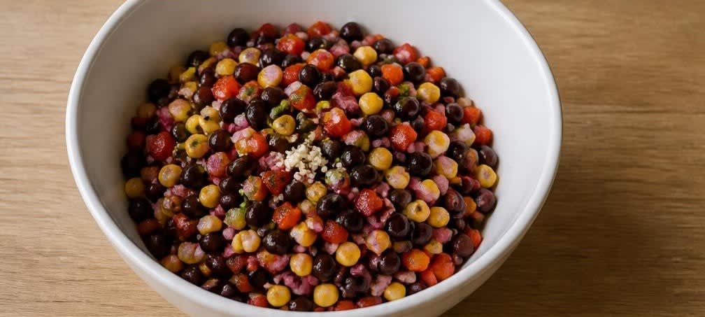 Peruanische Quinoa-Pfanne mit schwarzer Bohnen-Salsa – Zubereitung Schritt für Schritt – Salsa-Basis mischen