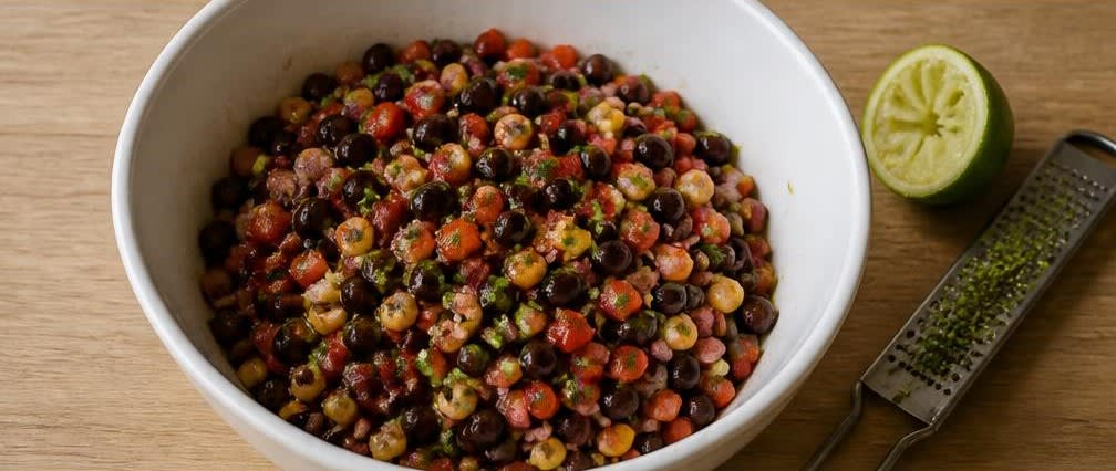 Peruanische Quinoa-Pfanne mit schwarzer Bohnen-Salsa – Zubereitung Schritt für Schritt – Salsa fertigstellen