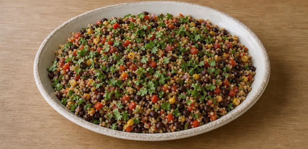 Peruanische Quinoa-Pfanne mit schwarzer Bohnen-Salsa – Zubereitung Schritt für Schritt – Anrichten