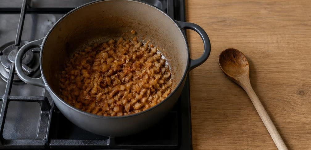 Geschmortes Rindergulasch mit Zwiebeln – Zubereitung Schritt für Schritt – Zwiebeln anschwitzen