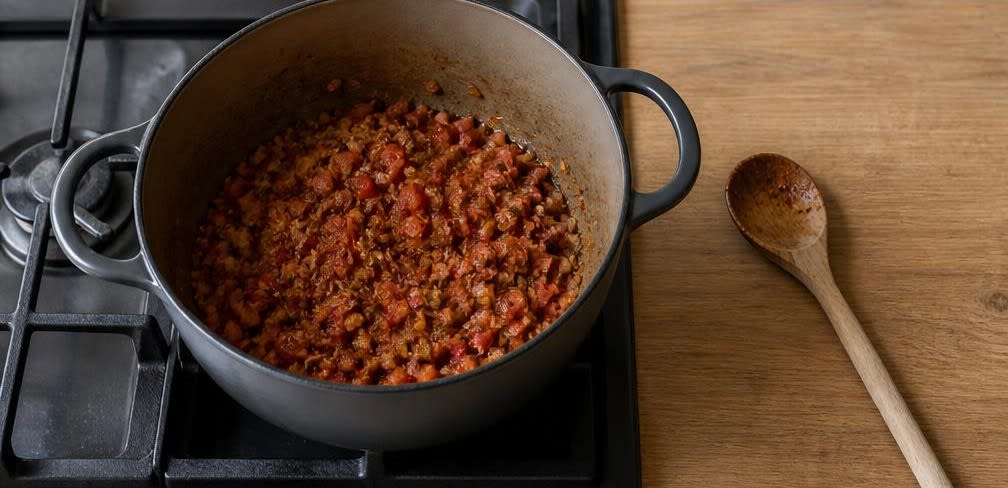 Geschmortes Rindergulasch mit Zwiebeln – Zubereitung Schritt für Schritt – Gewürze rösten