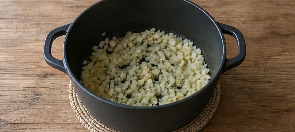 Marokkanischer Couscous mit Kürbis und Kichererbsen – Zubereitung Schritt für Schritt – Zwiebeln und Knoblauch andünsten