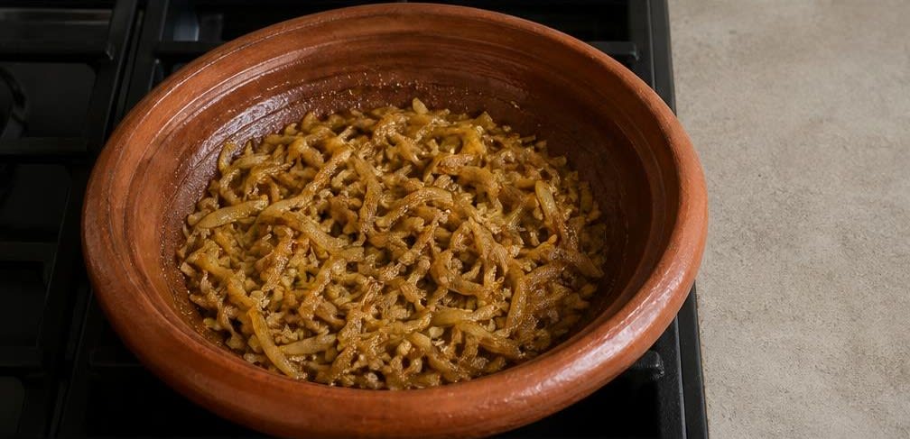Marokkanische Rinder-Tajine mit Pflaumen und Mandeln – Zubereitung Schritt für Schritt – Zwiebeln dünsten und Gewürze rösten