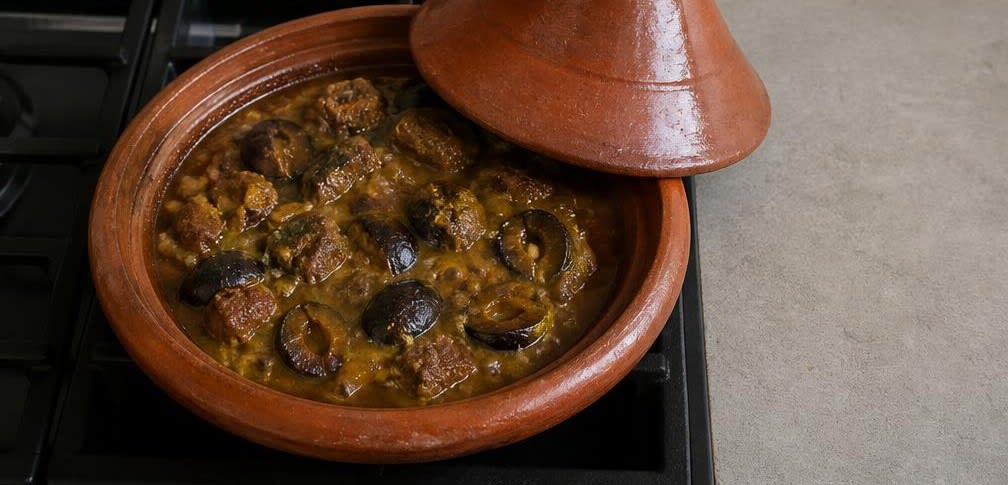 Marokkanische Rinder-Tajine mit Pflaumen und Mandeln – Zubereitung Schritt für Schritt – Pflaumen hinzufügen