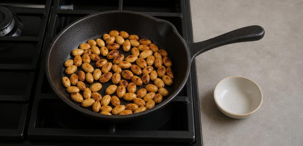 Marokkanische Rinder-Tajine mit Pflaumen und Mandeln – Zubereitung Schritt für Schritt – Mandeln rösten
