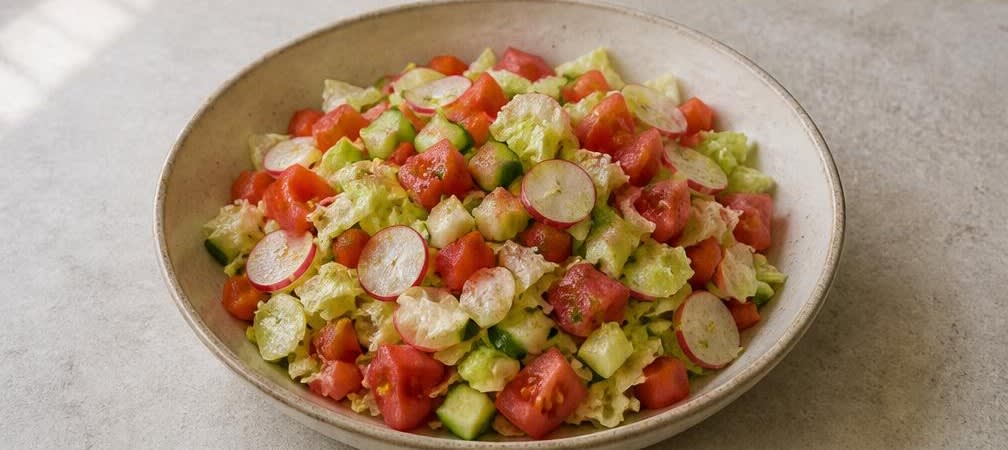 Knuspriger libanesischer Fattoush mit Olivenöl-Dressing – Zubereitung Schritt für Schritt – Gemüse mischen