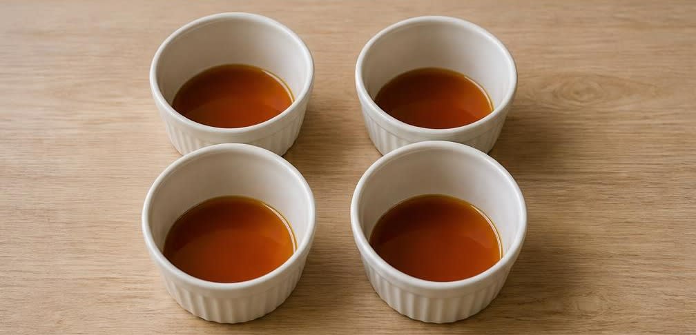 Spanischer Flan mit echtem Karamell – Zubereitung Schritt für Schritt – Karamell verteilen